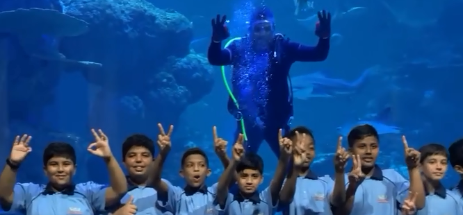 طلبة مدارس التكوين في رحلة تعليمية إلى أكواريوم عُمان